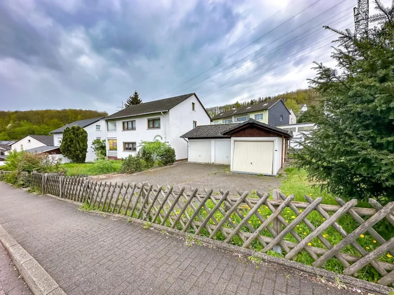 Außenansicht mit Garagenhof - Haus kaufen in Werdohl - Zweifamilienhaus in beliebter Lage von Werdohl-Pungelscheid