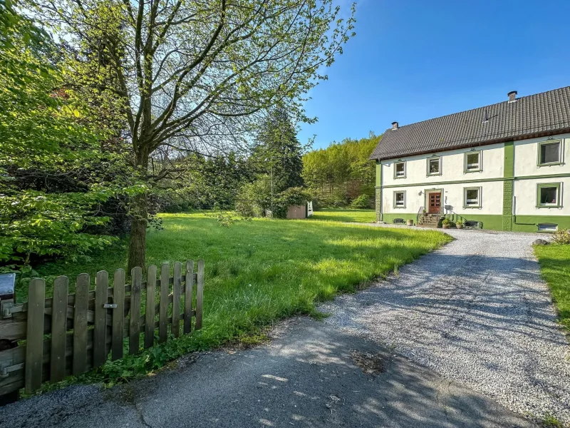 Außenansicht - Haus kaufen in Hemer - besondere Doppelhaushälfte auf großem Grundstück mit direktem Waldzugang