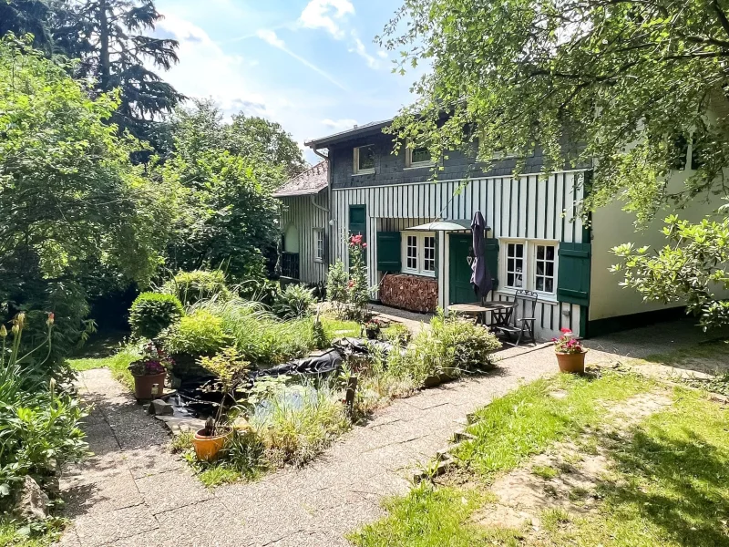 Außenansicht - Haus kaufen in Menden - "Villa Waldfrieden" mit Einliegerwohnung - Eine Oase im Grünen Mendens