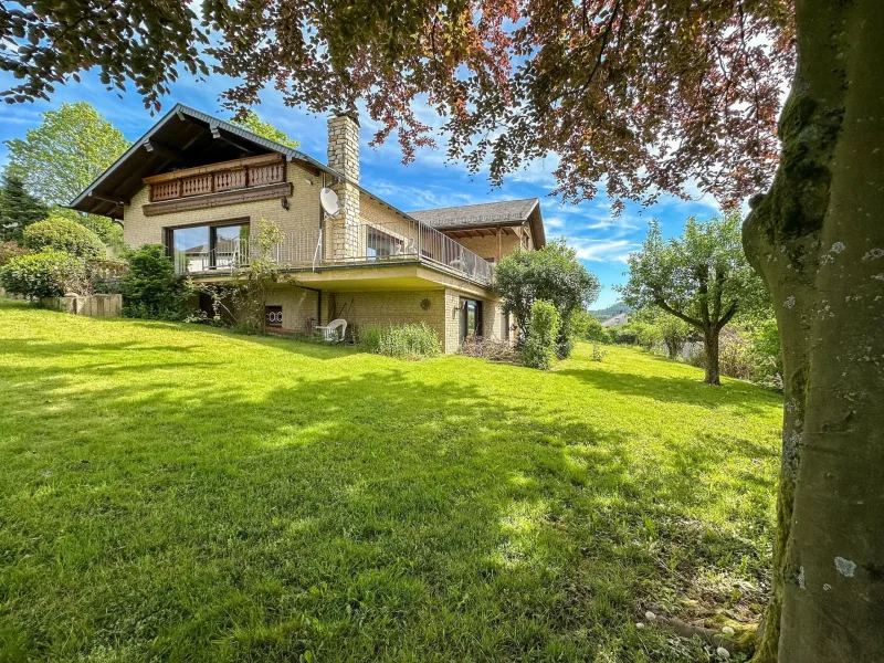 Gartenansicht - Haus kaufen in Balve - Exklusives Einfamilienhaus mit großem Garten und Schwimmbad