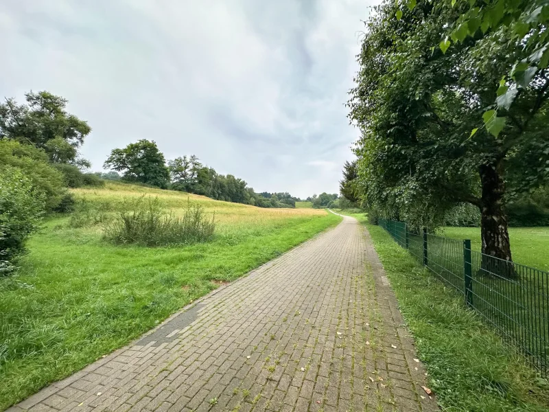 Feldweg neben dem Haus