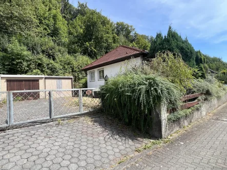 Einfahrt  - Haus kaufen in Hemer - Sanierungsbedürftiger Bungalow für den versierten Hand-/ Heimwerker im begehrten Hemer