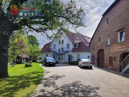 Hof-Ansicht - Haus kaufen in Stemshorn - Mehrfamilien-Landhaus mit großem Lagerhaus!