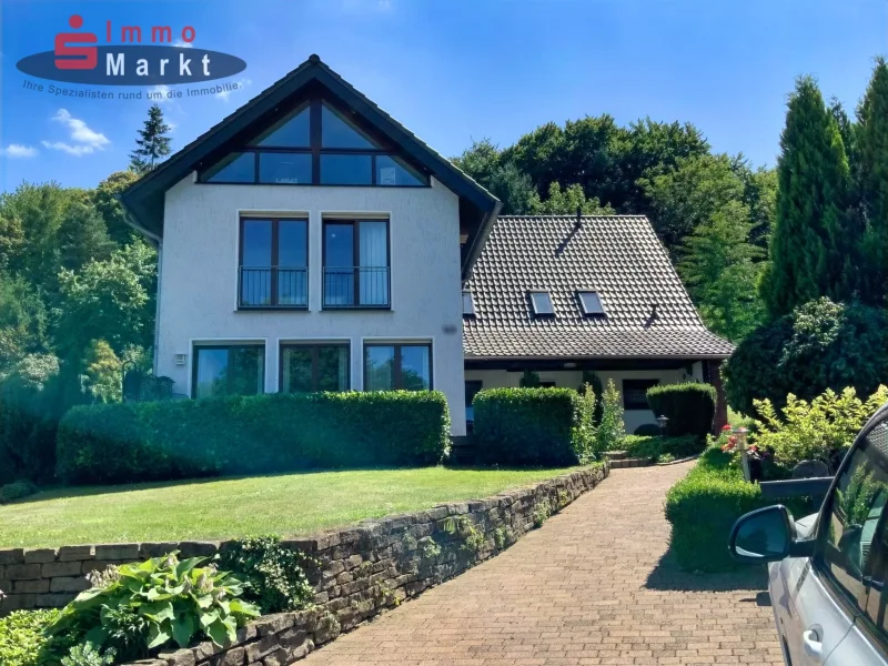 Straßenansicht - Haus kaufen in Hille - Familienoase mit viel Platz für 2 Generationen!