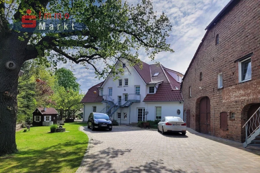 Hof-Ansicht - Haus kaufen in Stemshorn - Mehrfamilien-Landhaus mit großer Mehrzweckhalle!