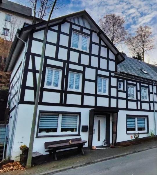 - Haus kaufen in Schmallenberg -   Ausreichend Platz für Alle -  Teilrenoviertes Fachwerkhaus auf kleinem Grundstück !