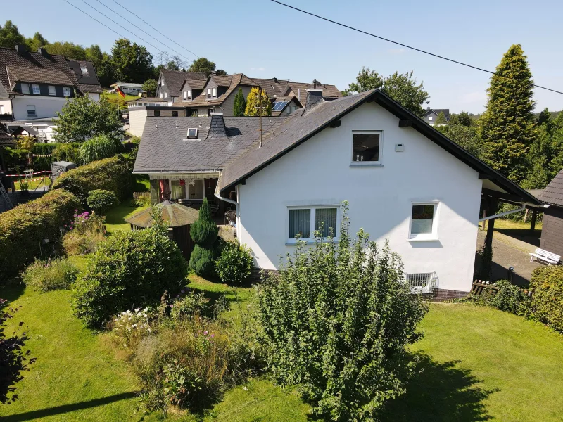 Außenansicht - Haus kaufen in Wenden - Viel Platz für die ganze Familie!