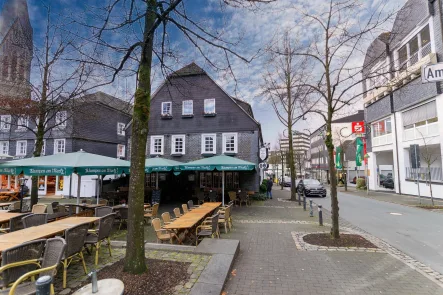 Ansicht vom Marktplatz mit Außengastronomie - Gastgewerbe/Hotel kaufen in Olpe - Traditionsreiche Gaststätte am Olper Marktplatz