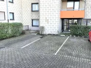 PKW-Stellplatz und Hintereingang