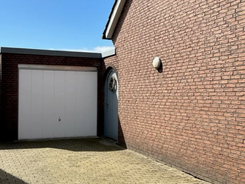 Garage mit Durchgang in den Garten