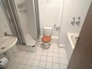 Das innenliegende Badezimmer mit Dusche und Badewanne