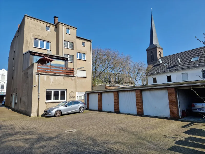 Rückansicht mit Garagenhof