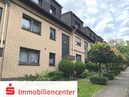 Die Strassenansicht - Wohnung kaufen in Recklinghausen - Lichtdurchflutete Dachgeschosswohnung mit Balkon und TG-Stellplatz in RE-Nord