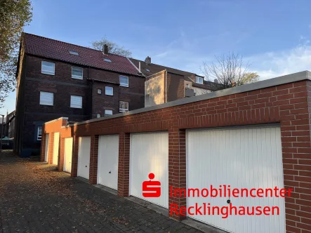 Hinterfassade mit Garagen  - Haus kaufen in Gelsenkirchen - Echtes Juwel - modernisiertes 5-Familienhaus mit 7 Garagen in Gelsenkirchen-Resse