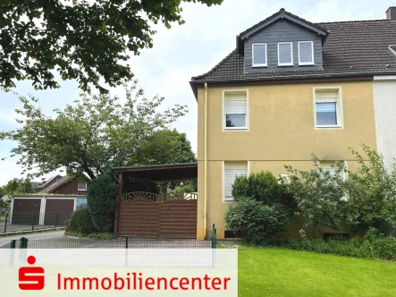 Die Vorderansicht - Haus kaufen in Oer-Erkenschwick - Großzügiges und modernisiertes Zweifamilienhaus mit Garage, Carport und 2 Stellplätzen