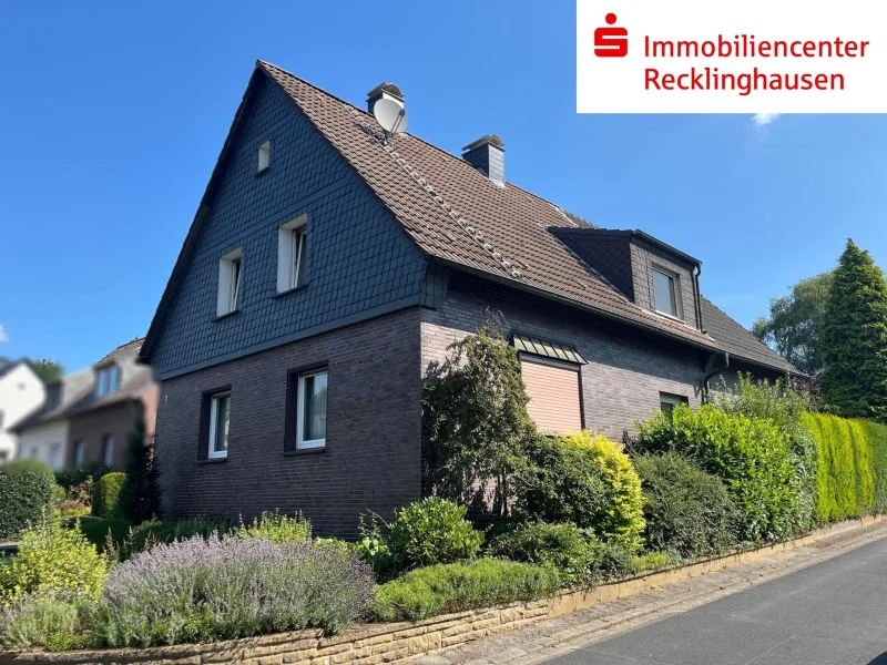 Die Straßenansicht  - Haus kaufen in Herten - Freistehendes Einfamilienhaus mit Anbau, Garage und großem Kaufeckgrundstück in Herten-Bertlich