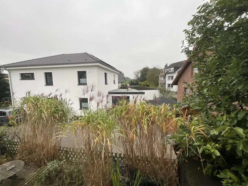 Neues Haus hinterm Garten