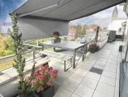 Die schöne Dachterrasse samt Markise