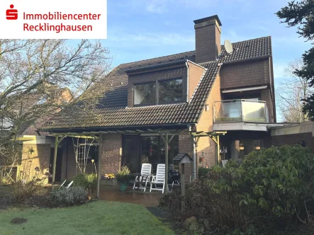 Die Rückansicht des Hauses - Wohnung kaufen in Recklinghausen - Großzügige Maisonette-Eigentumswohnung ca. 108 m2 mit Garage im 2-Familienhaus in direkter Feldlage (EP)