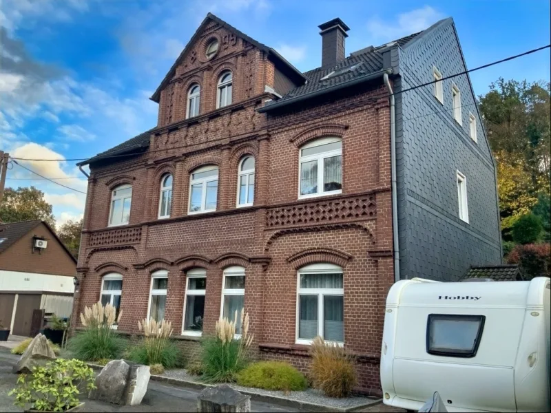 STRASSENSEITIGE ANSICHT - Haus kaufen in Witten - Hochwertiges, sehr gepflegtes 1-3 FH in naturnaher Randlage | WIT-BOMMERN