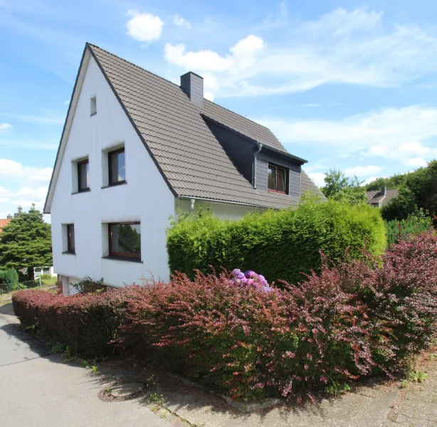 STRASSENSEITIGE ANSICHT - Haus kaufen in Witten - REIZVOLLES ZFH MIT VIEL POTENZIAL: FREISTEHEND, 2 GARAGEN + GARTEN | WITTEN