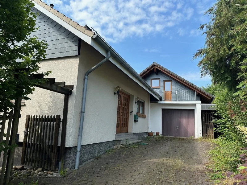 Eingangsbereich mit Zufahrt zur Garage