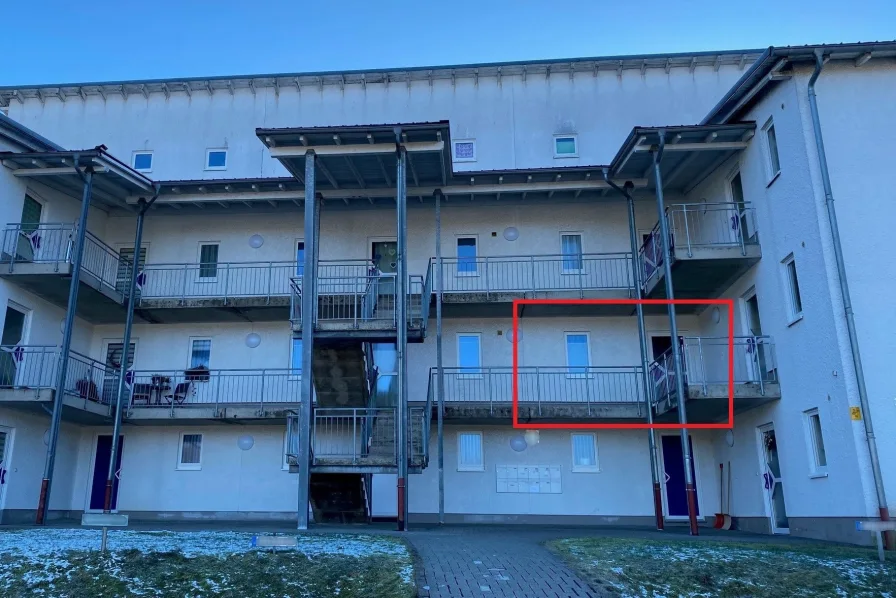 Außenansicht Gesamtgebäude - Wohnung kaufen in Bad Laasphe - Vermietete Eigentumswohnung mit Terrasse