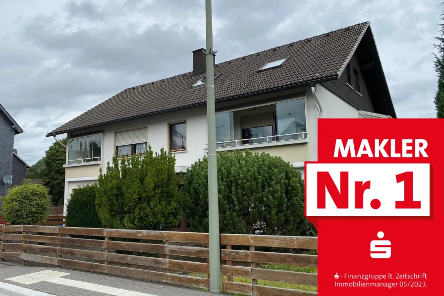Straßenansicht - Haus kaufen in Bad Laasphe - (Teil-) Vermietetes Zweifamilienhaus mit Doppelgarage
