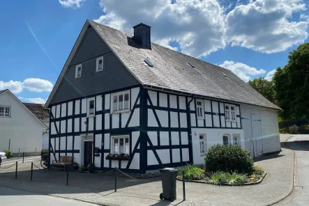 Straßenansicht - Haus kaufen in Erndtebrück - Historisches Wohnhaus im Zentrum von Erndtebrück!