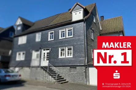 Straßenansicht - Haus kaufen in Bad Berleburg - Doppelhaushälfte mit viel Potenzial!