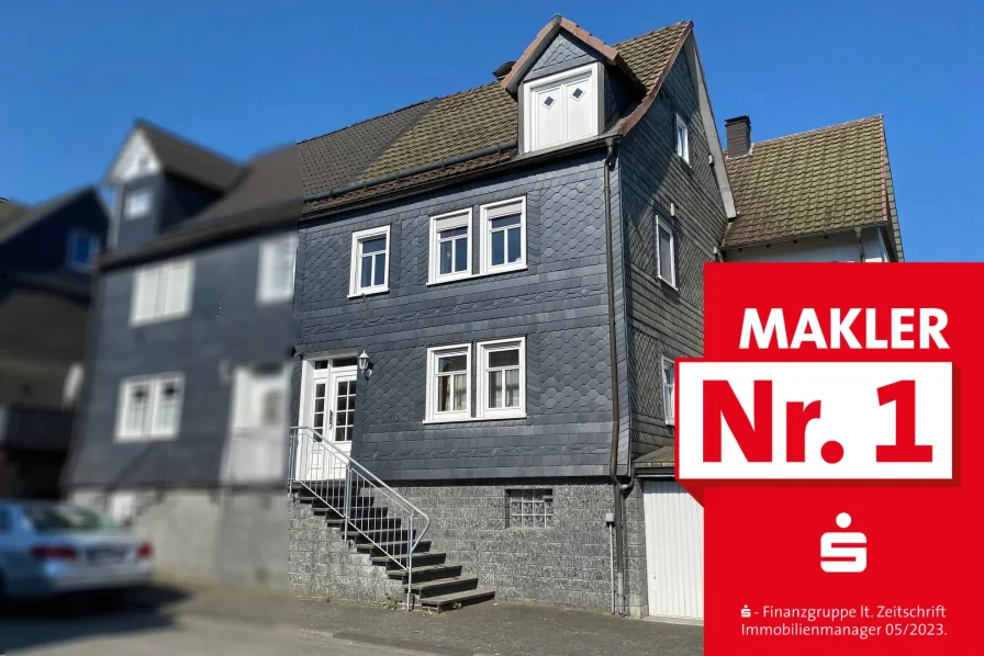 Straßenansicht - Haus kaufen in Bad Berleburg - Doppelhaushälfte mit viel Potenzial!