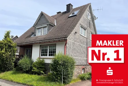 Straßenansicht - Haus kaufen in Erndtebrück - Gemütliches Wohnhaus mit familiärem Charakter