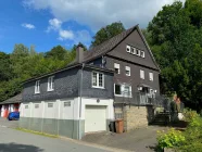 Straßenansicht mit Garage