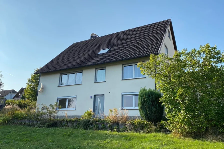 Ansicht aus dem Garten - Haus kaufen in Erndtebrück - +++ RESERVIERT +++ Wohnhaus mit Garage und Ausbaupotenzial in ruhiger Lage von Erndtebrück