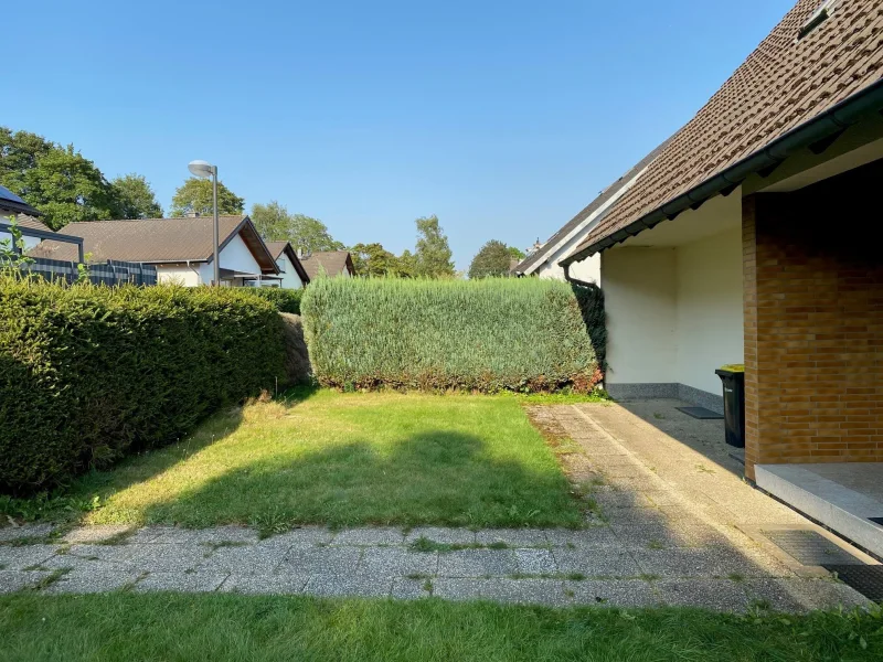 Grundstück und Terrasse vor dem Eingangsbereich