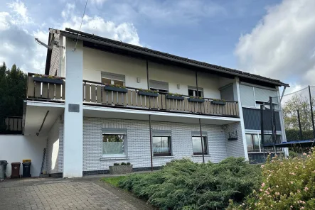 Straßenansicht - Haus kaufen in Erndtebrück - Ruhig gelegenes Einfamilienhaus mit Einliegerwohnung