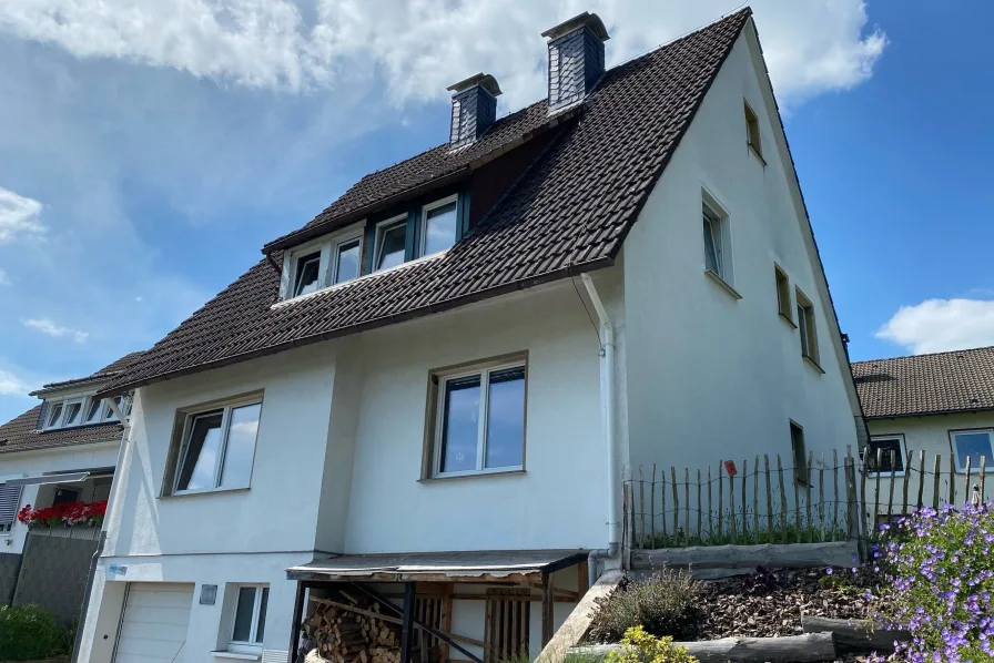 Straßenansicht - Haus kaufen in Bad Berleburg - Massiv gebautes Einfamilienhaus mit Terrasse