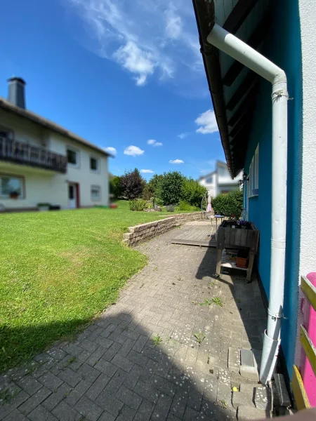 Terrasse und Eingangsbereich oberhalb des Hauses