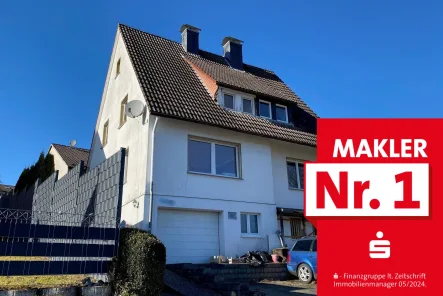 Straßenansicht - Haus kaufen in Bad Berleburg - Massiv gebautes Einfamilienhaus mit Terrasse