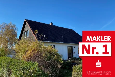 Straßenansicht - Haus kaufen in Bad Berleburg - +++ RESERVIERT +++ Ruhige Wohnlage! Wohnhaus mit Balkon und Garage