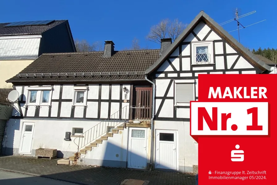 Straßenansicht - Haus kaufen in Bad Berleburg - Gemütliches Fachwerkhaus im Ortskern