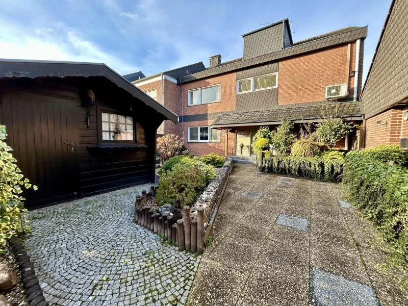 Vorderansicht - Haus kaufen in Bocholt - Schönes Zweifamilienhaus mit viel Platz, Garten und Doppelgarage  