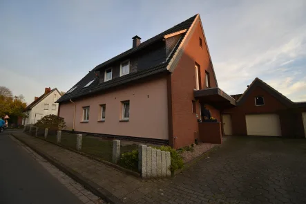 Straßenansicht - Haus kaufen in Versmold - Großzügig in ruhiger Wohnlage 