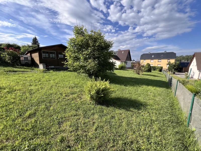 Grundstück mit Blick zum Gartenhaus