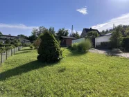 Grundstück mit Blick zur Garage und Gartenhaus