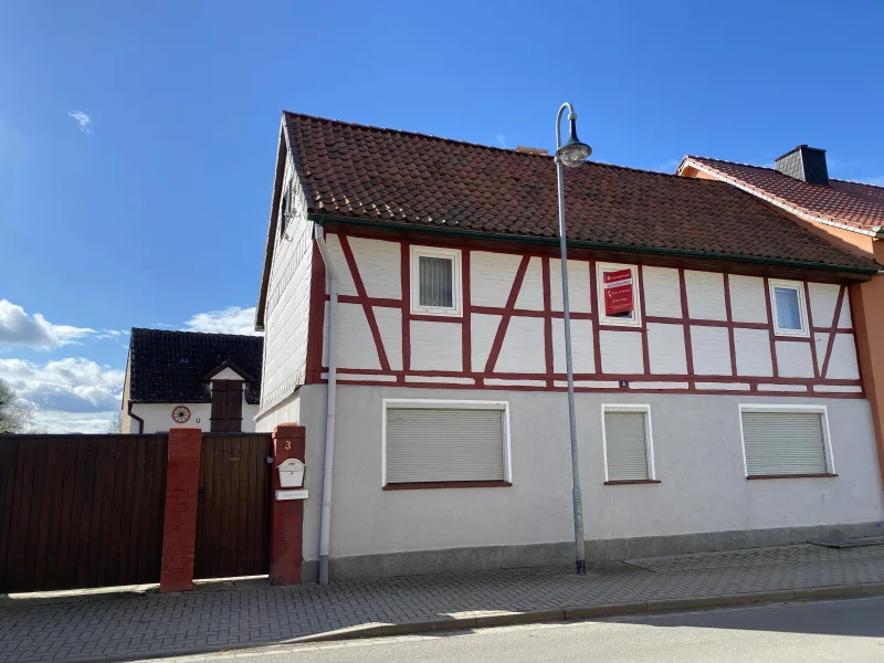 Hausansicht - Haus kaufen in Schlanstedt - Gemütliches Zuhause mit schönem Außenbereich