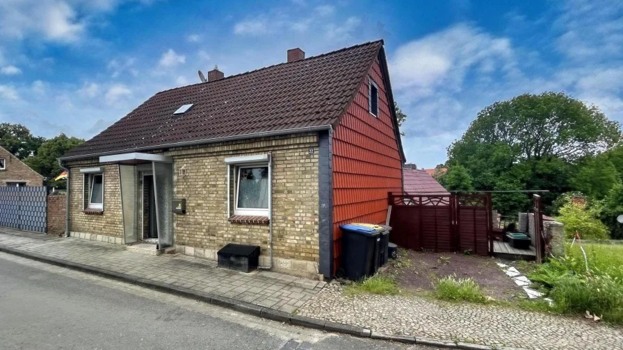 vordere Seitensicht  - Haus kaufen in Völpke - Gemütliches Heim mit Charakter und Stil!