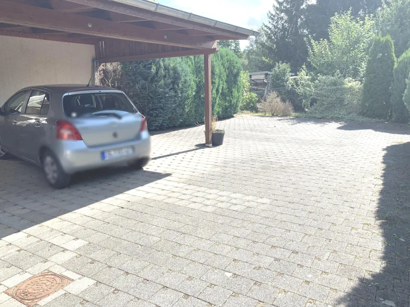 Carport u. Stellplätze