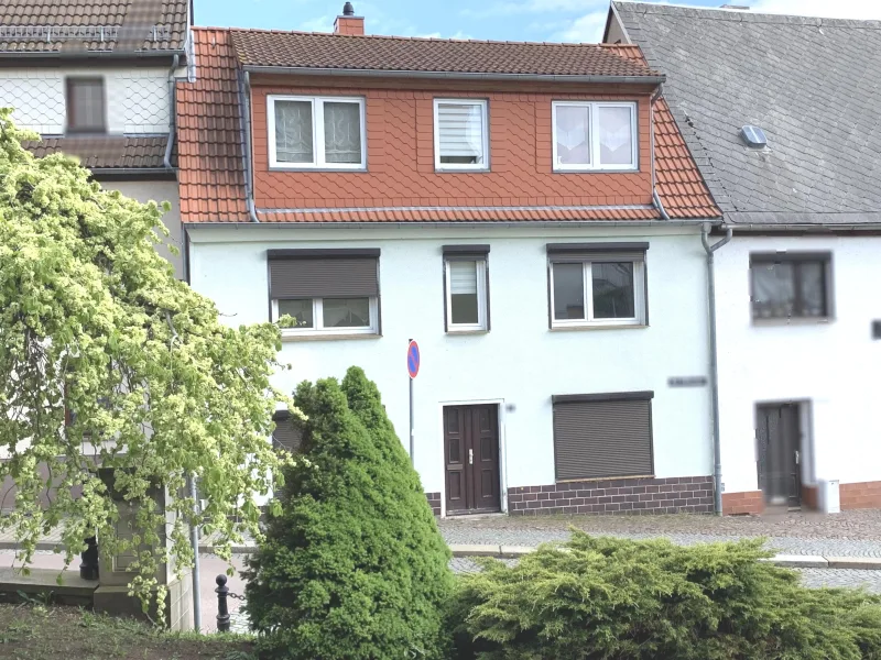 Straßenansicht - Haus kaufen in Roßwein - Reihenmittelhaus mit Dachterrasse