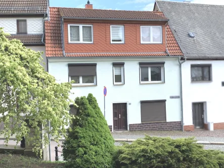 Straßenansicht - Haus kaufen in Roßwein - Reihenmittelhaus mit Dachterrasse